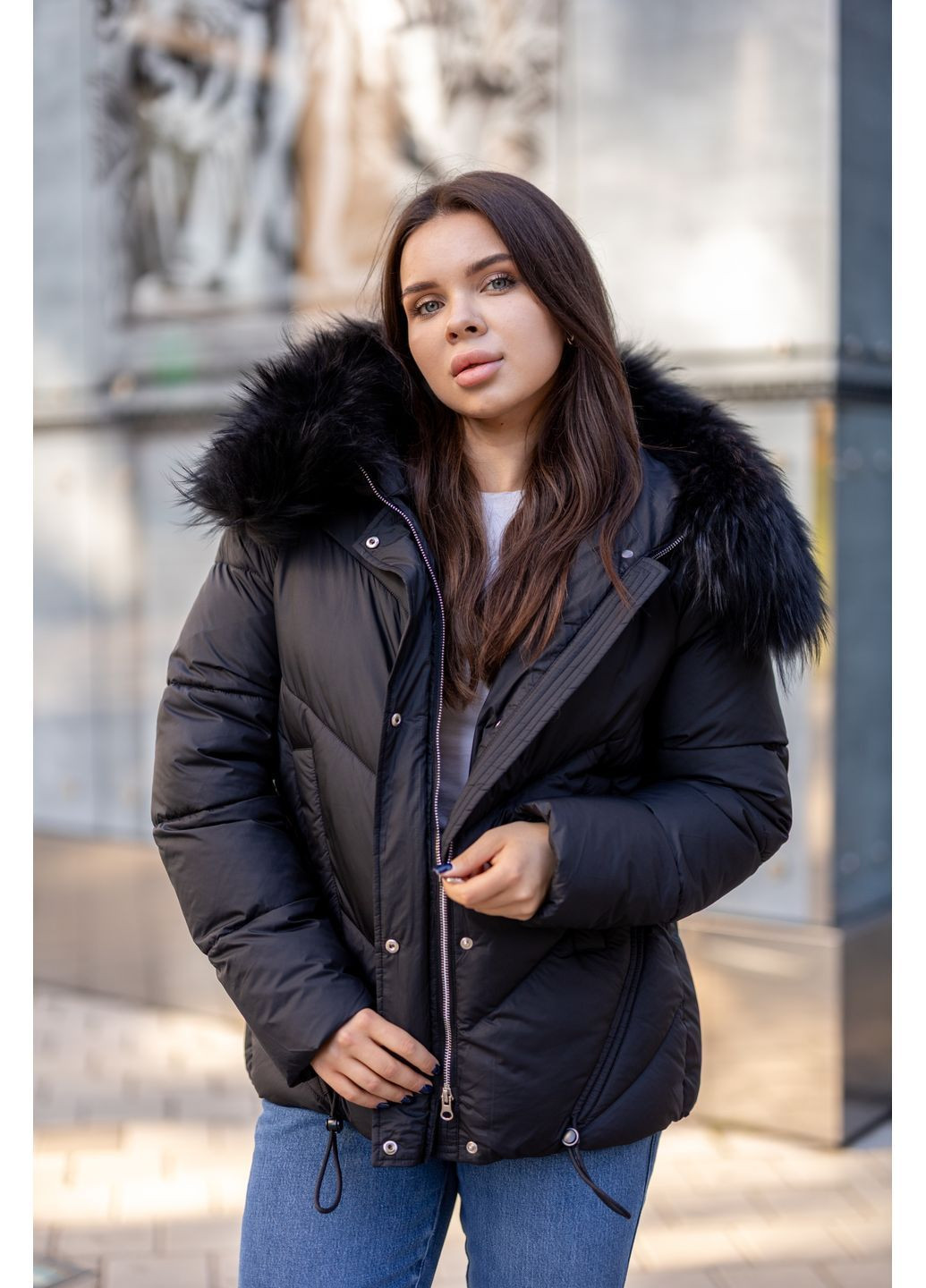 Черная зимняя зимняя женская короткая куртка с мехом енота 65526 Visdeer
