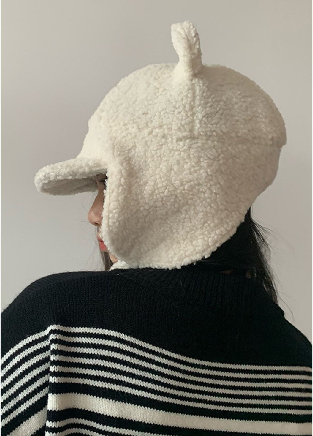 Зимова Жіноча Шапка Вушками Тедді Біла Теплий та Стильний Капор на Зав'язках No Brand зимова шапка з вушками (361969979)