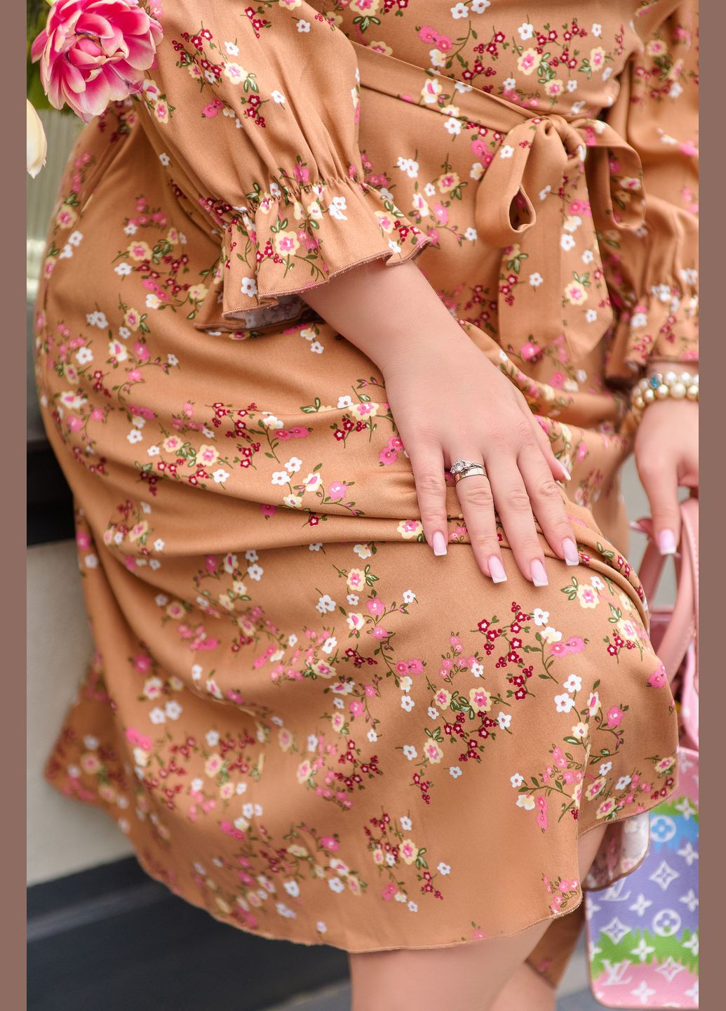 Бежевое повседневный нежное штапельное платье колокол No Brand с цветочным принтом