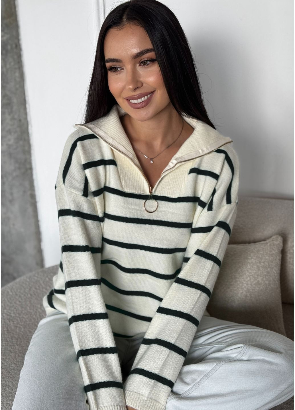 Чорний зимовий комфортний светр з коміром-стійкою джемпер InFashion Светр