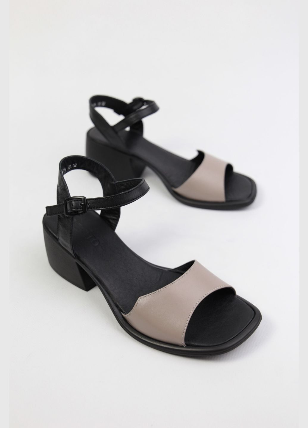 Коричневые босоножки Benito без застежки