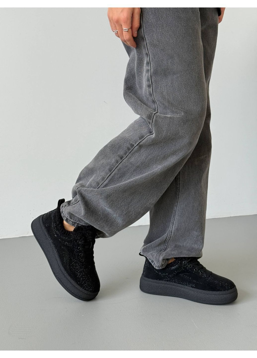 Чорні жіночі зимові кеди чорні, натуральна замша, хутро teddy, з камінцями No Brand