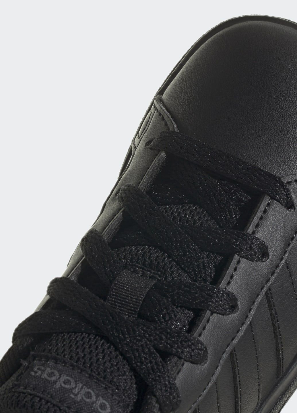 Чорні всесезонні кросівки grand court lifestyle tennis lace-up adidas