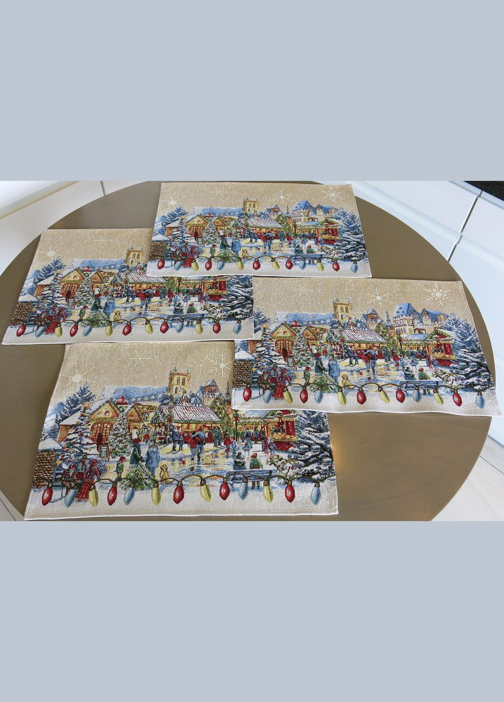 Новорічні серветки під тарілки, гобеленові підтарільники з люрексом Різдвяний ярмарок набір з 2 серветок. Maystat (305411996)