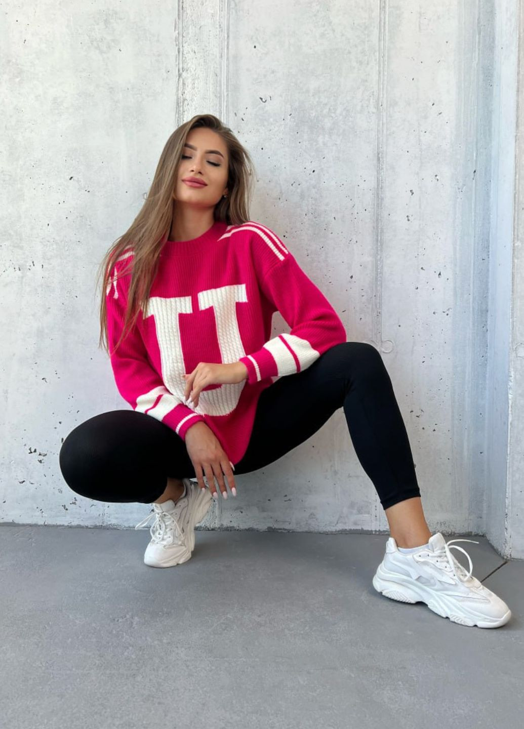 Малиновый демисезонный свитер в сочетании двух цветов с буквой "u" Allthings