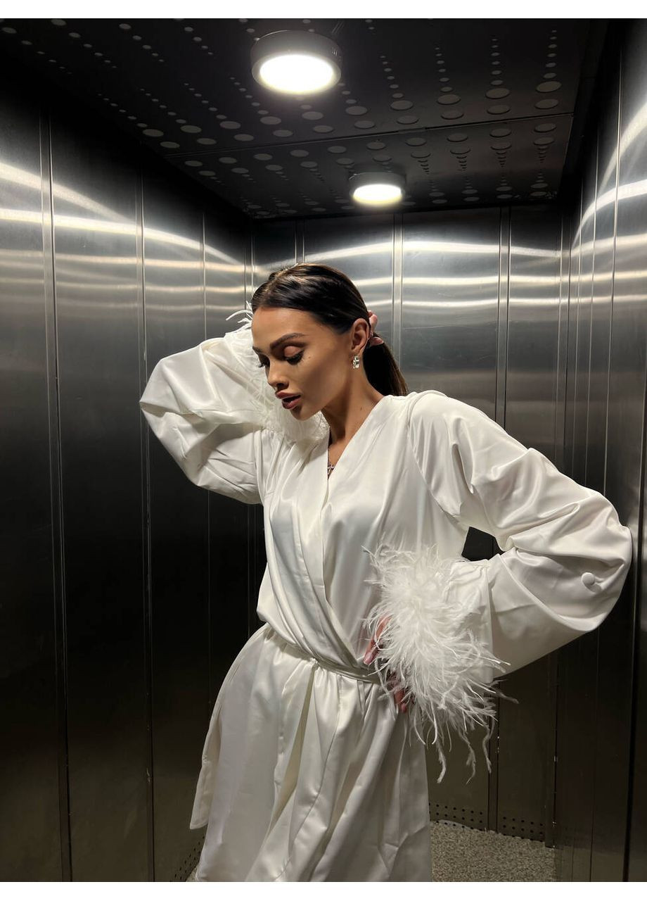 Молочна ніжна сатинова сукня боа з декорованим пір'ям молочного кольору milirud
