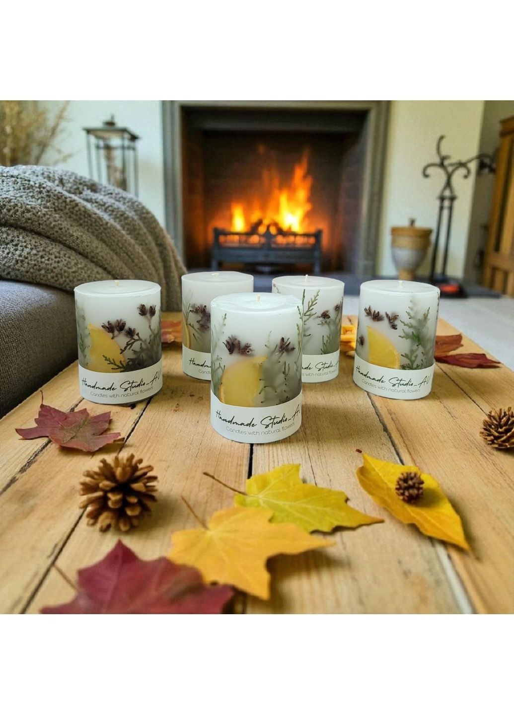 Свічка ручної роботи декоративна свічка циліндр 35 годин горіння з гілочками хвої та дольками сушеного апельсину Handmade Studio - AV (366665011)