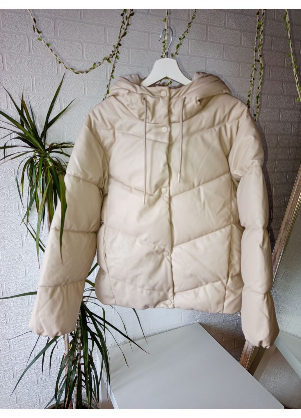 Молочна куртка жіноча pull&bear з прогумованим покриттям+шапка в подарунок Pull & Bear