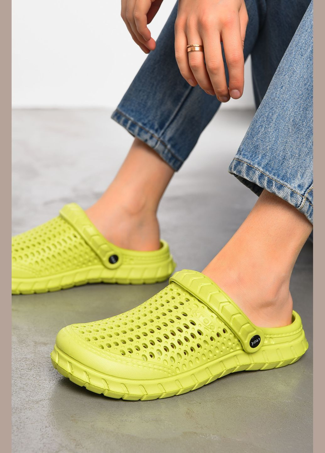 Крокси жіночі салатового кольору Let's Shop (318560733)