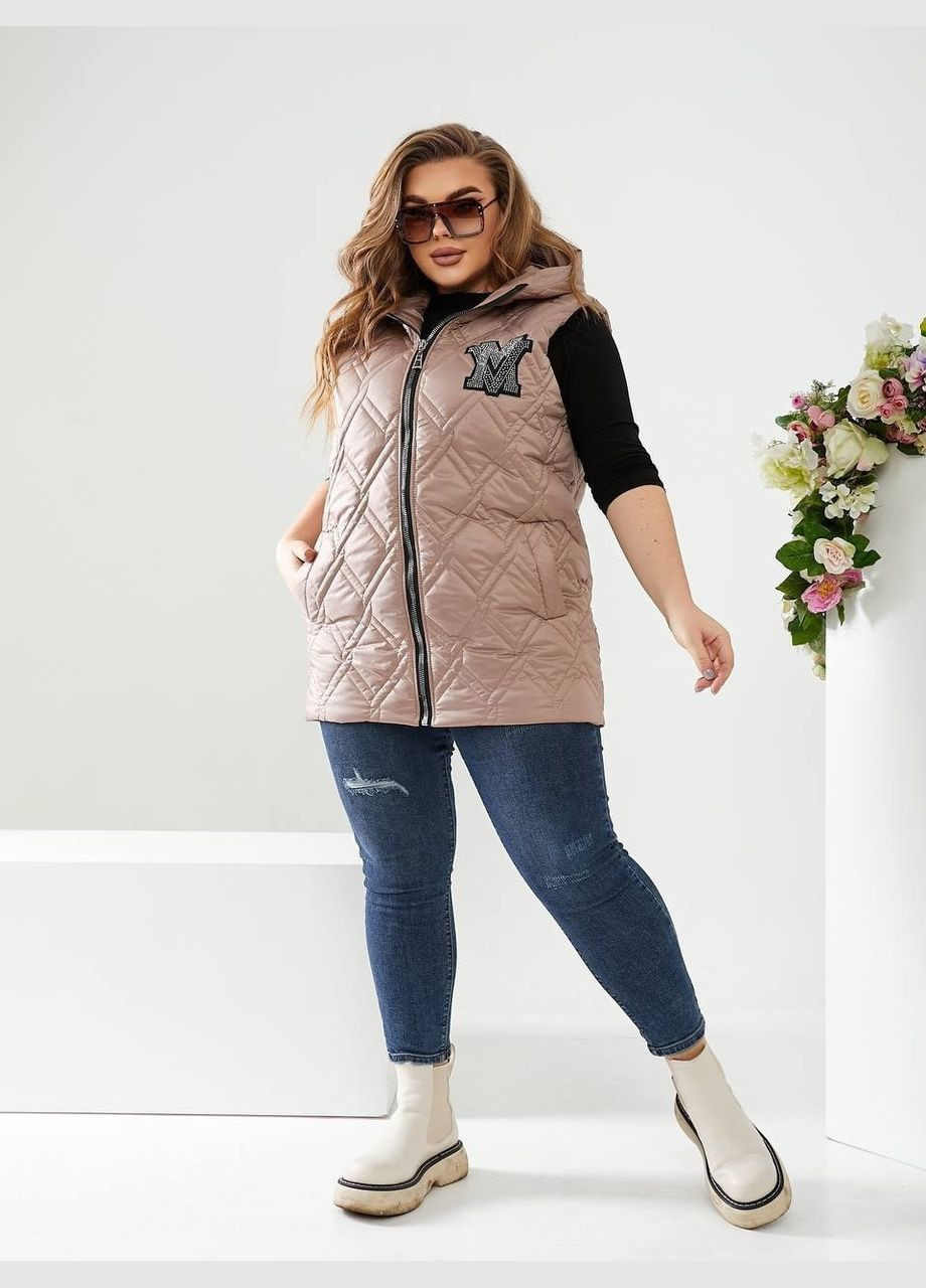 Жіноча жилетка батал мокко стьобана безрукавка жилет великий розмір з капюшоном на блискавці кишені нашивка з камінням Viki Жилет (316218927)