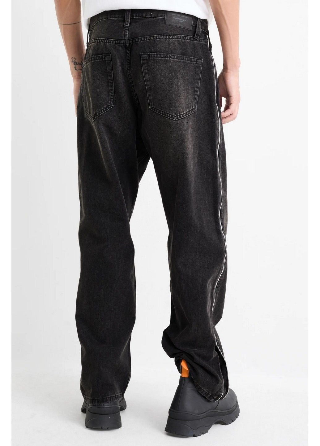 Темно-серые демисезонные джинсы C&A