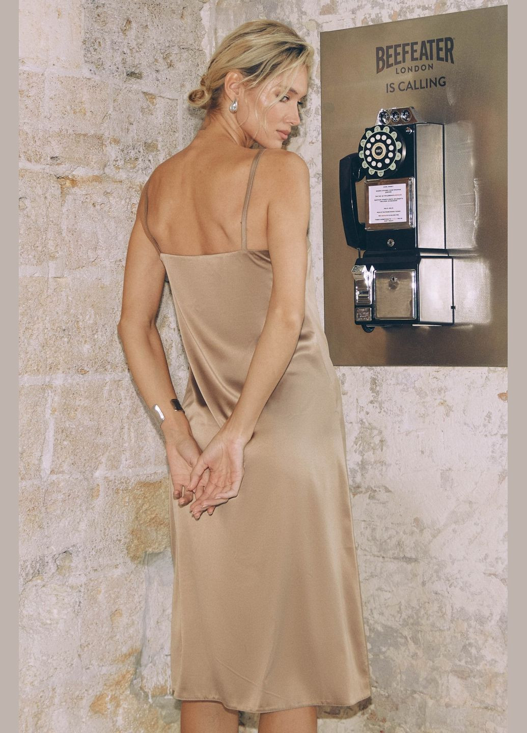 Бежевое платье Seventeen