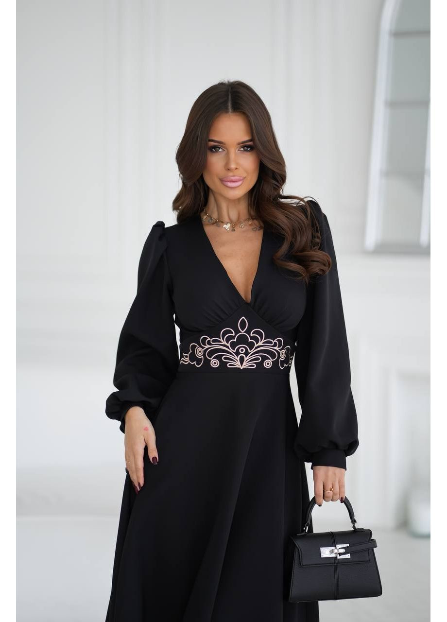 Черное вечернее женское платье меди с вышивкой на талии и глубоким декольте клеш MonCher