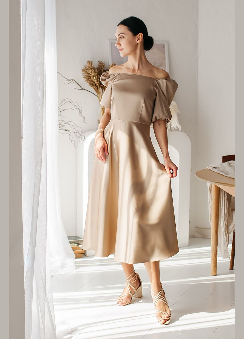 Коричнева жіноча сукня “caramel flow” з обʼємними рукавами Lana Bryk однотонна