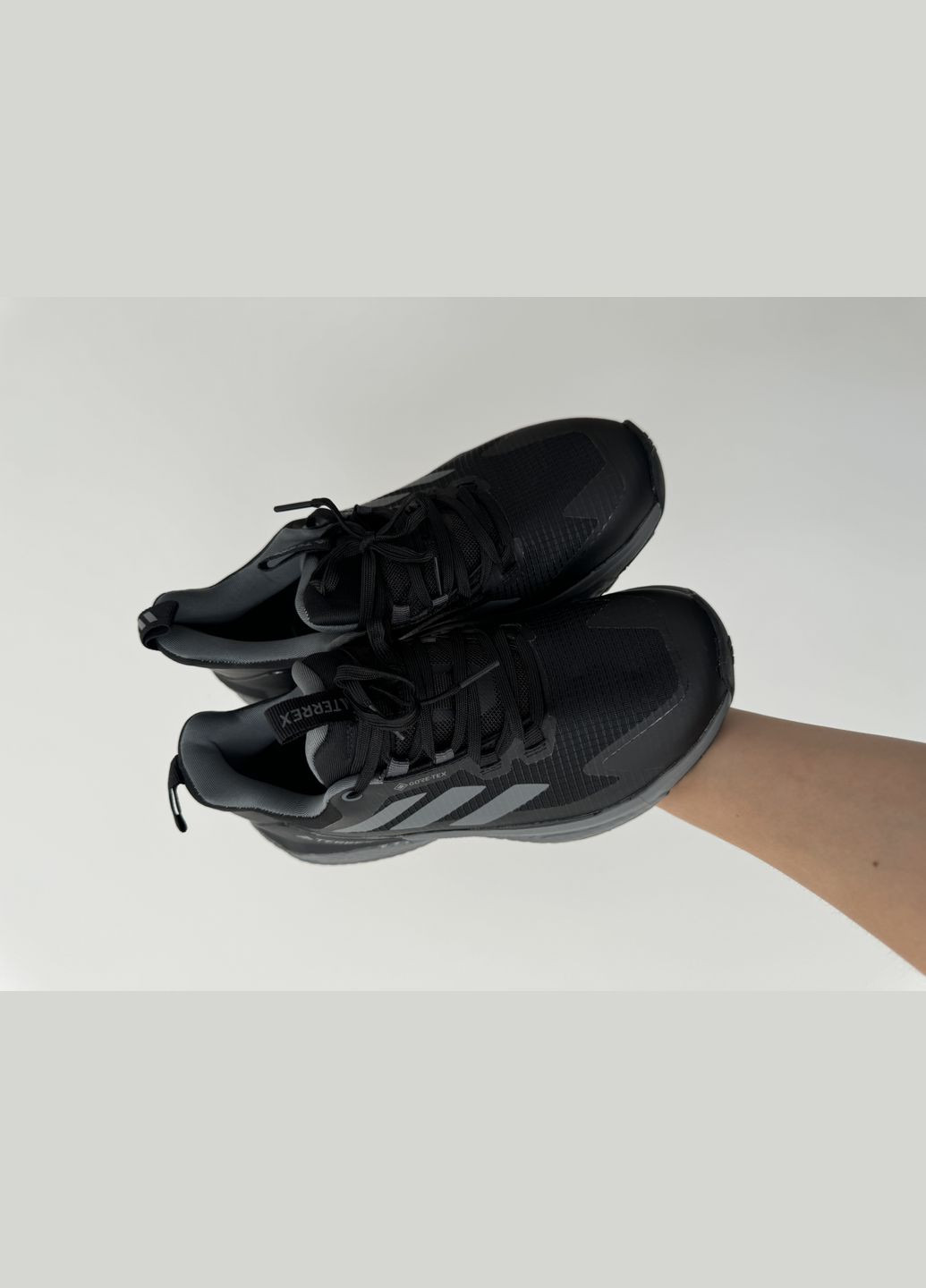 Серые демисезонные кроссовки мужские adidas terrex gore-tex low grey | адидас террекс серые No Brand