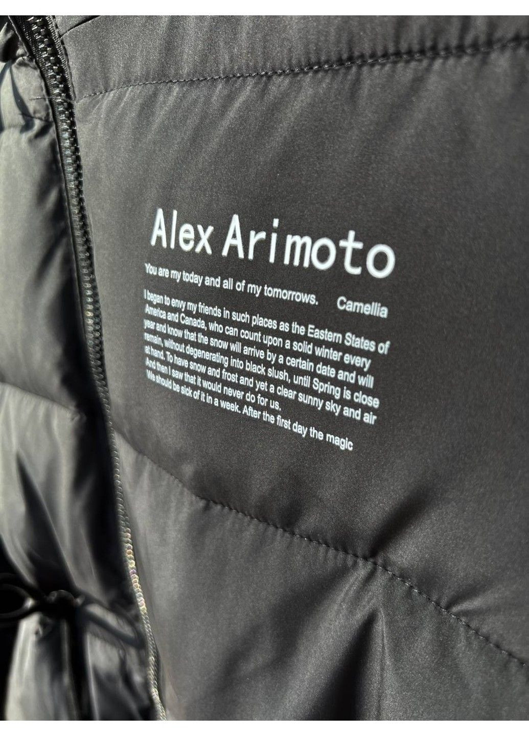 Черная демисезонная куртка женская 9020 удлиненная затяжка шнурок на талии надпись на груди Lady yep