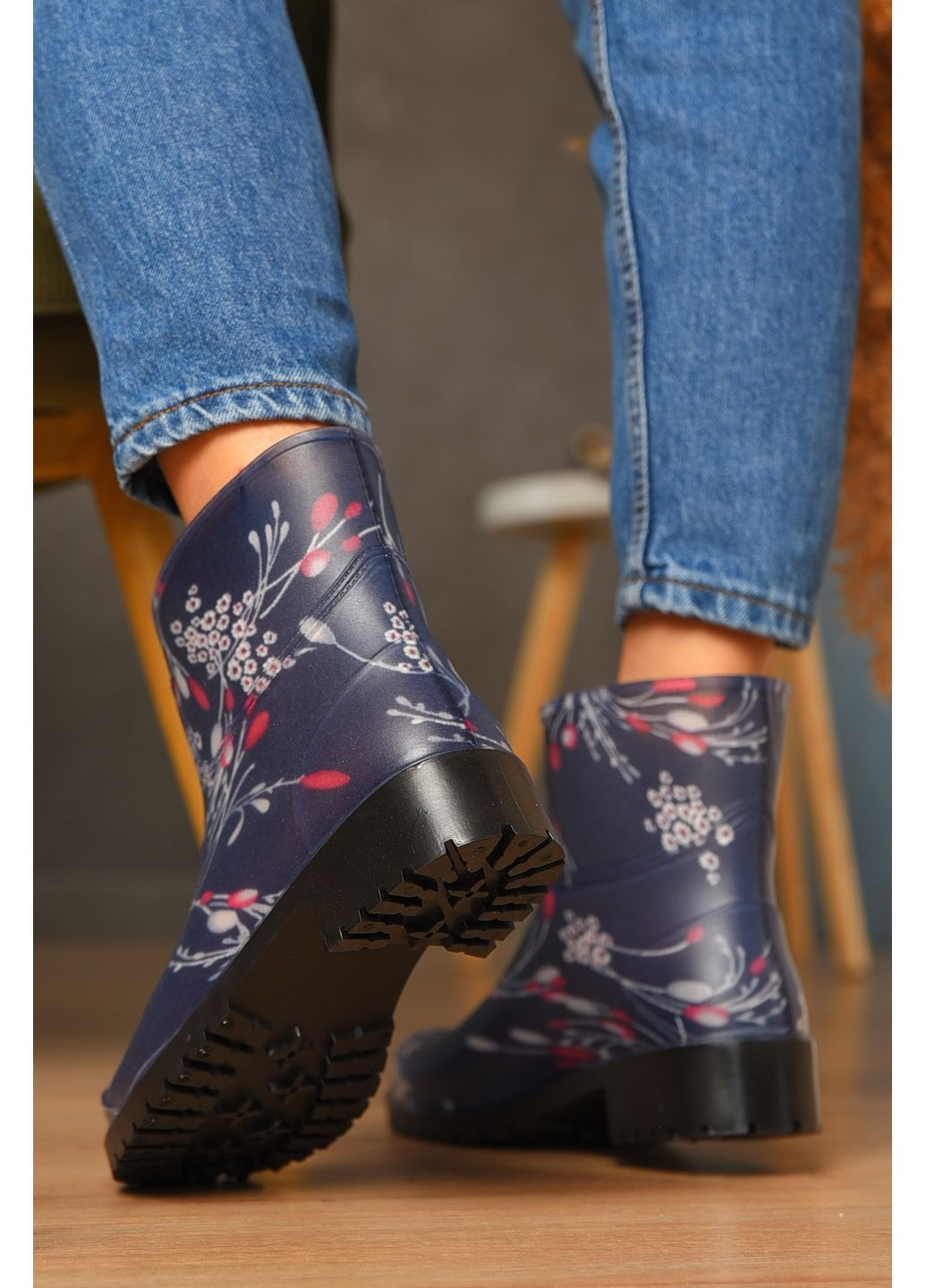 Чоботи гумові низькі жіночі з візерунком чорного кольору Let's Shop (363234899)