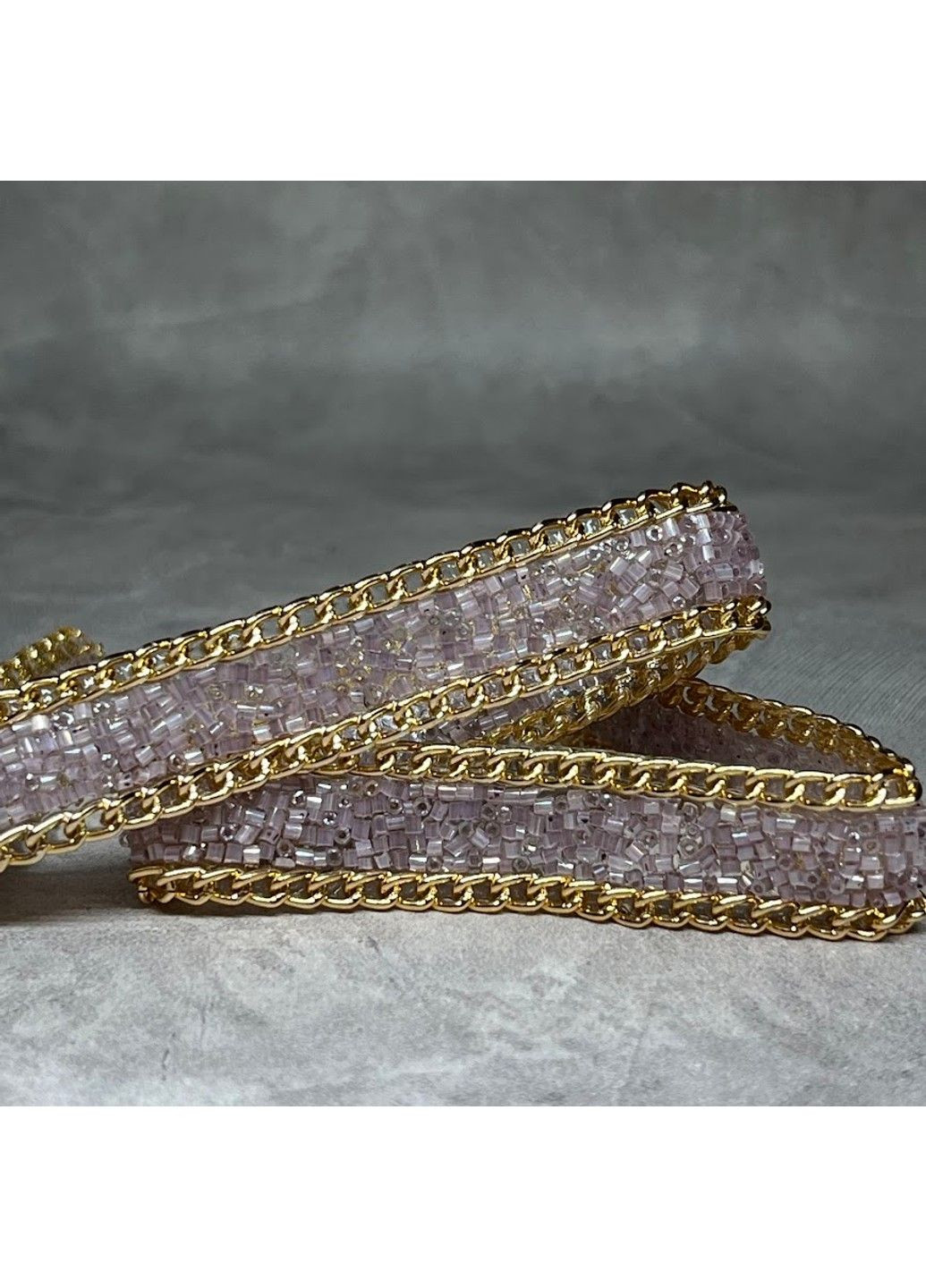 Силиконовая полоска с камешками и цепочкой, размер 1,5 см*38 см, пудровый с золотом (стеклярус), арт 08706, 1 шт. No Brand (327878267)