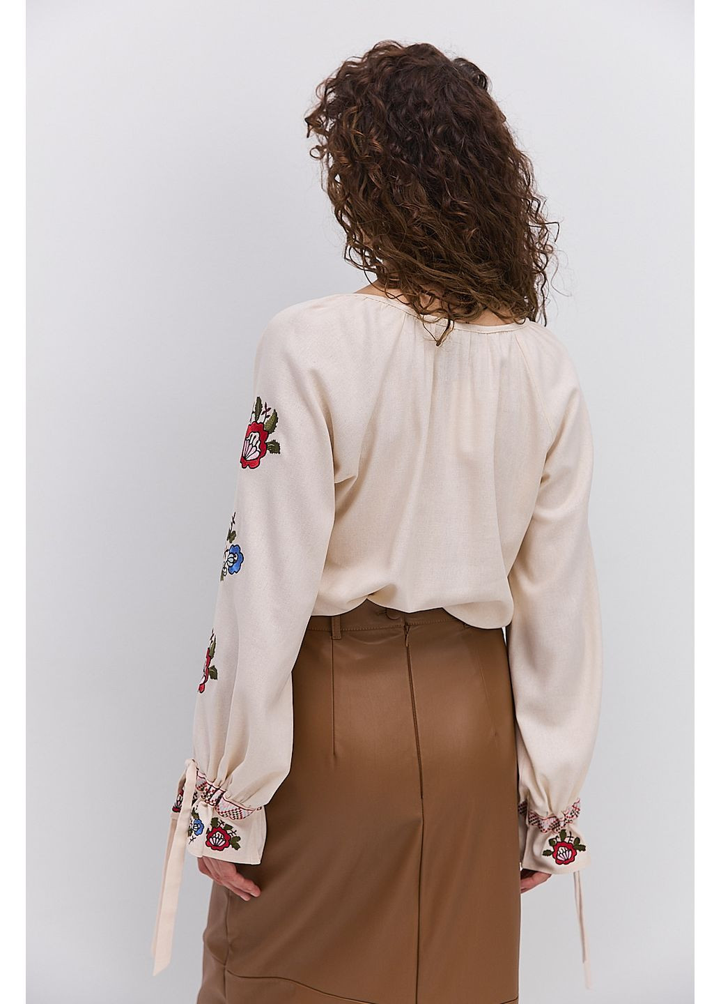 Світло-бежева жіноча вишиванка молочна з червоними та синіми квітами гладдю Arjen льон (370602007)