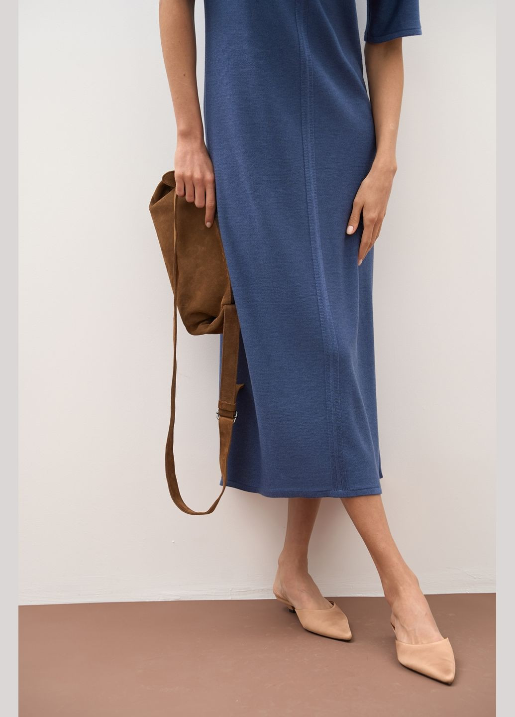 Синее элегантное платье меди прямого кроя Triko Bakh однотонное