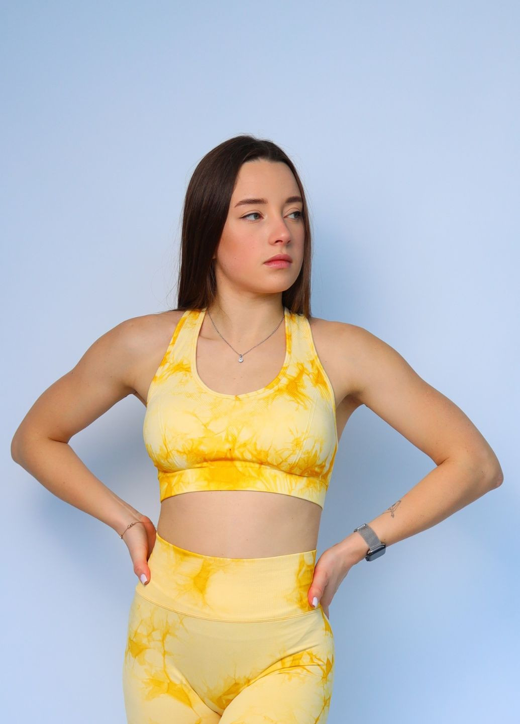 Жіночий спортивний бра-топ тай-дай лимонного кольору з перехресними бретелями FitFiesta (328596849)