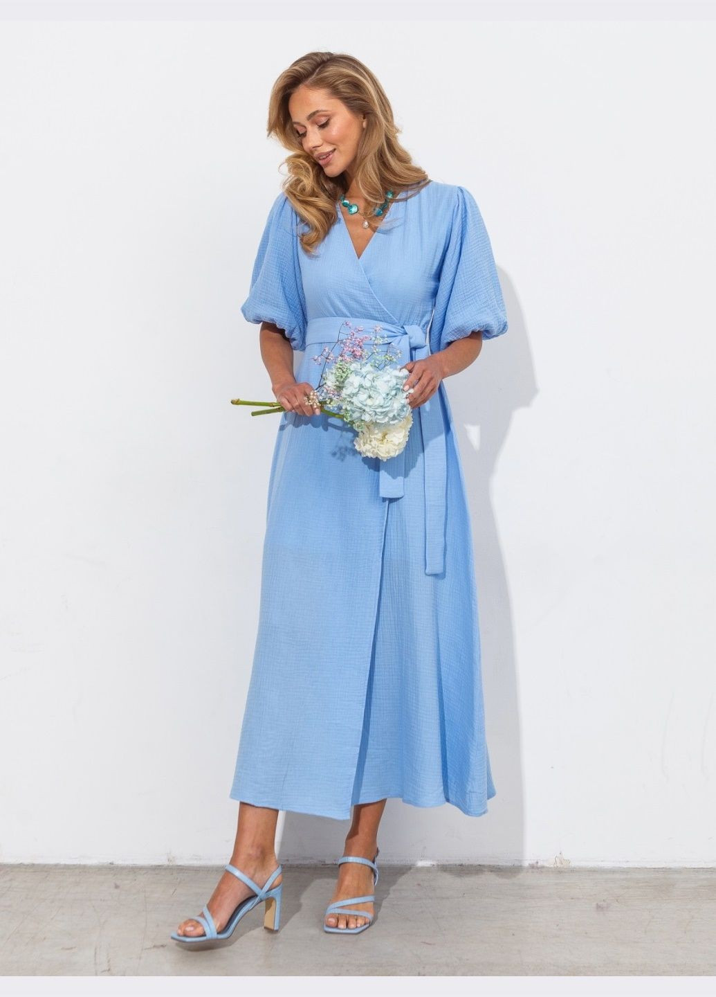 Голубое муслиновое платье голубого цвета на запах Dressa