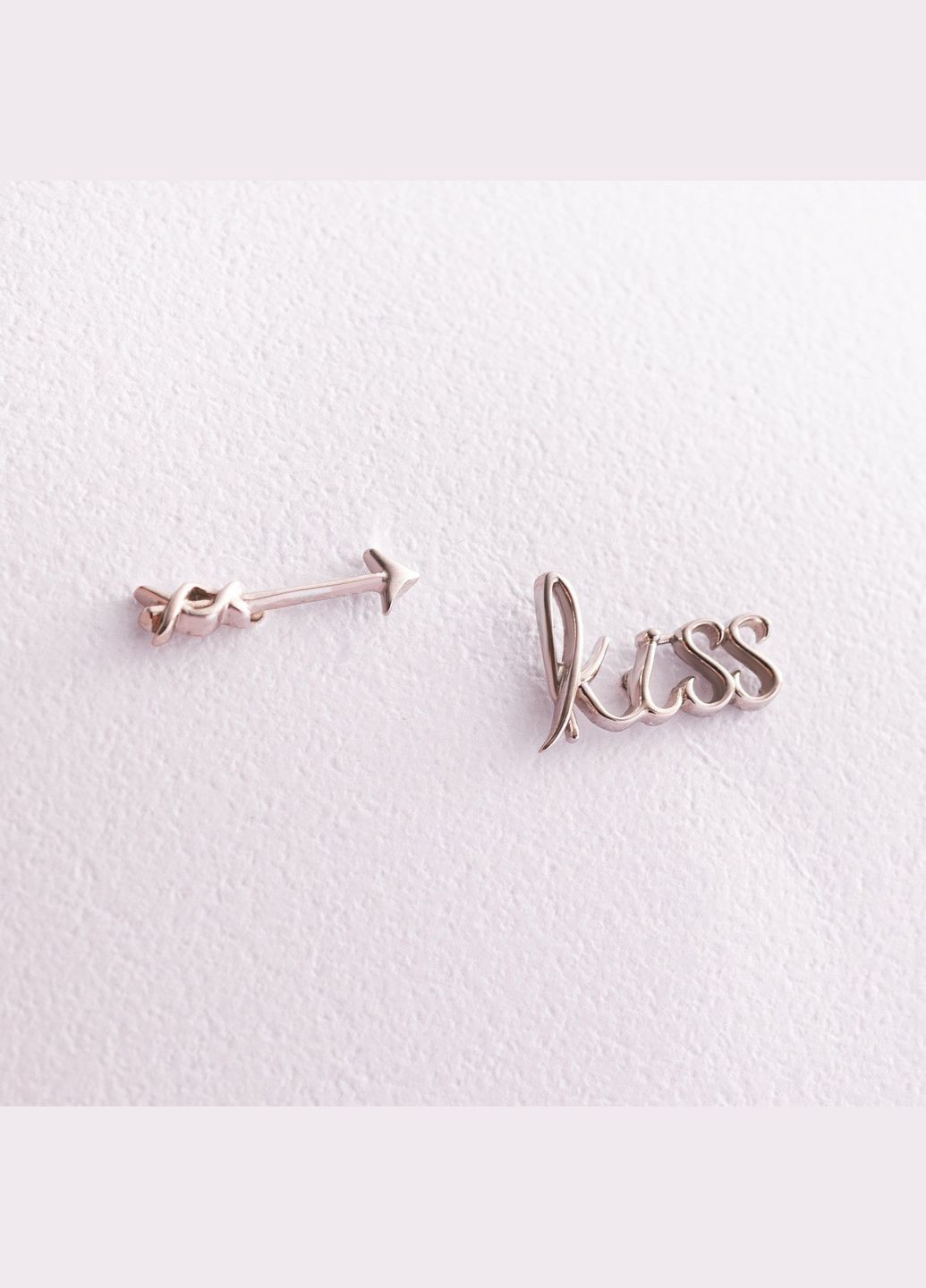 Сережки - пусети Kiss у білому золоті с07674 Oniks (264025060)