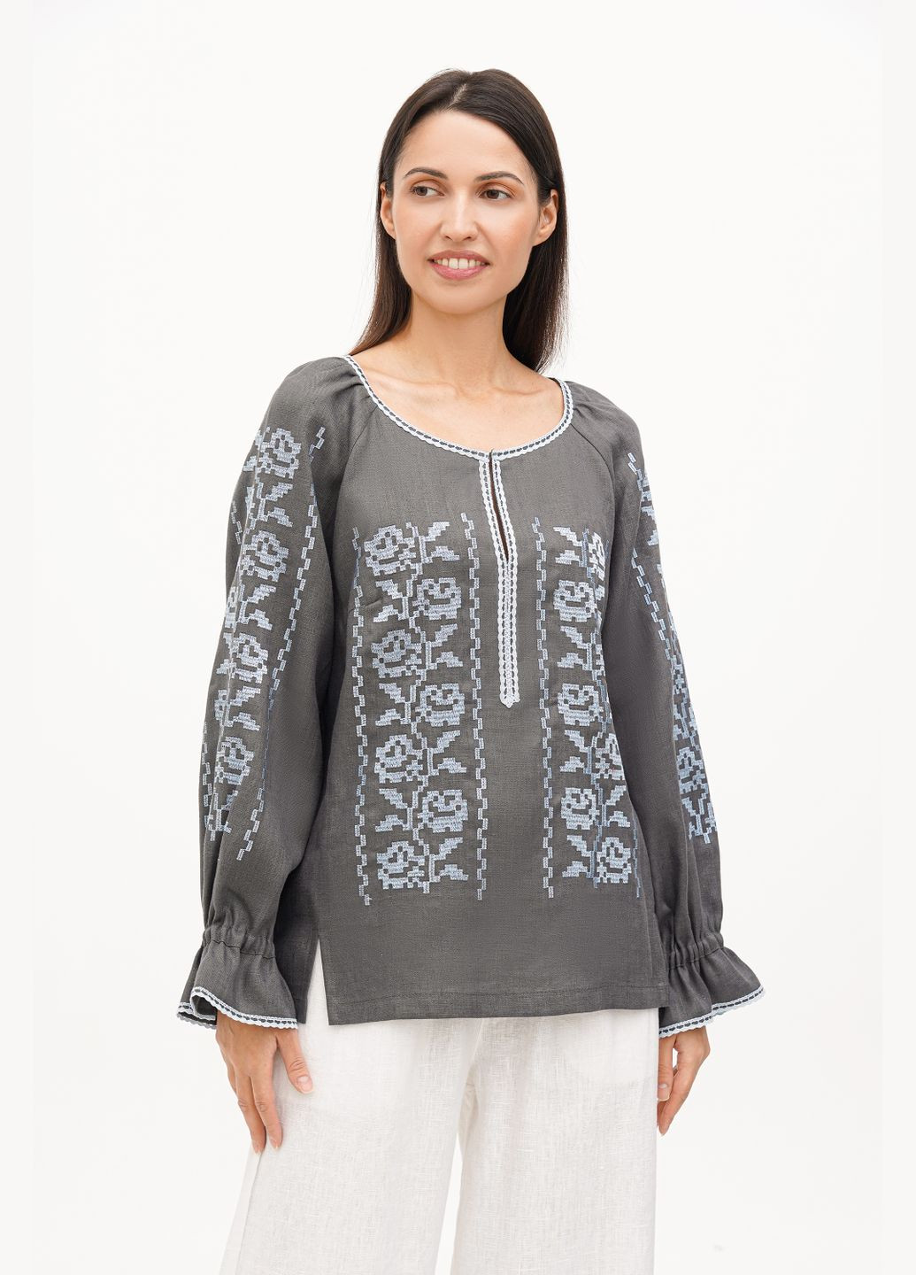 Сіра жіноча лляна вишиванка з мереживом, квітковим орнаментом та рукавом реглан тереса., р., код 9287/44/1305 ГАЛЕРЕЯ ЛЬОНУ