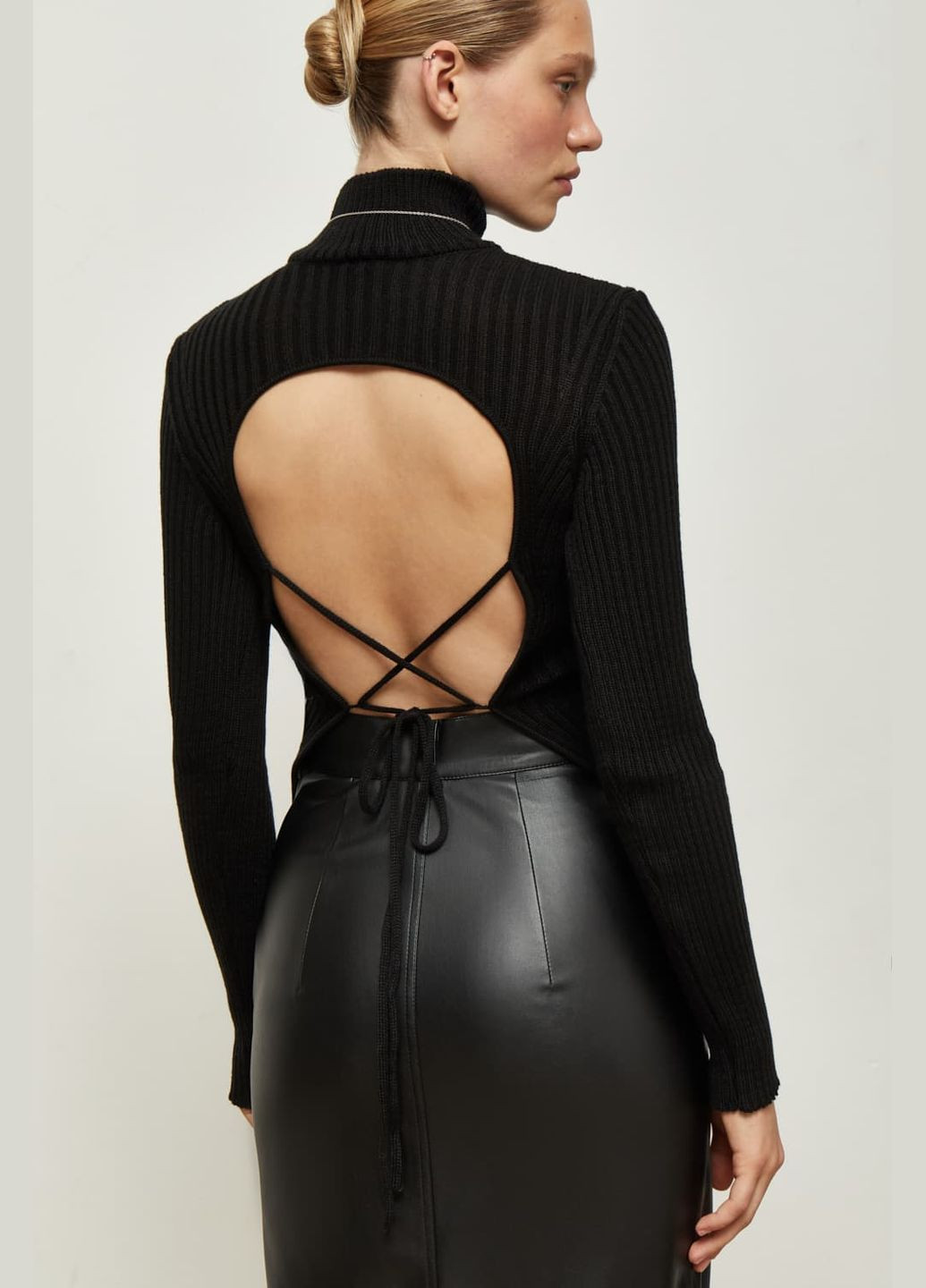 Черный демисезонный джемпер с открытой спиной черный 2077 Papaya