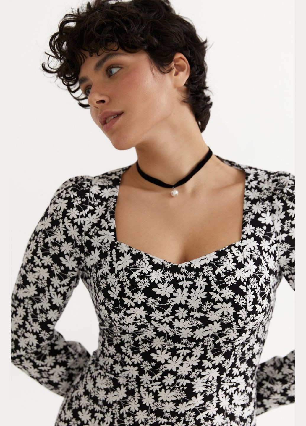 Черно-белое платье мини штапель большой молочный мелкоцвет на черном Vovk с цветочным принтом