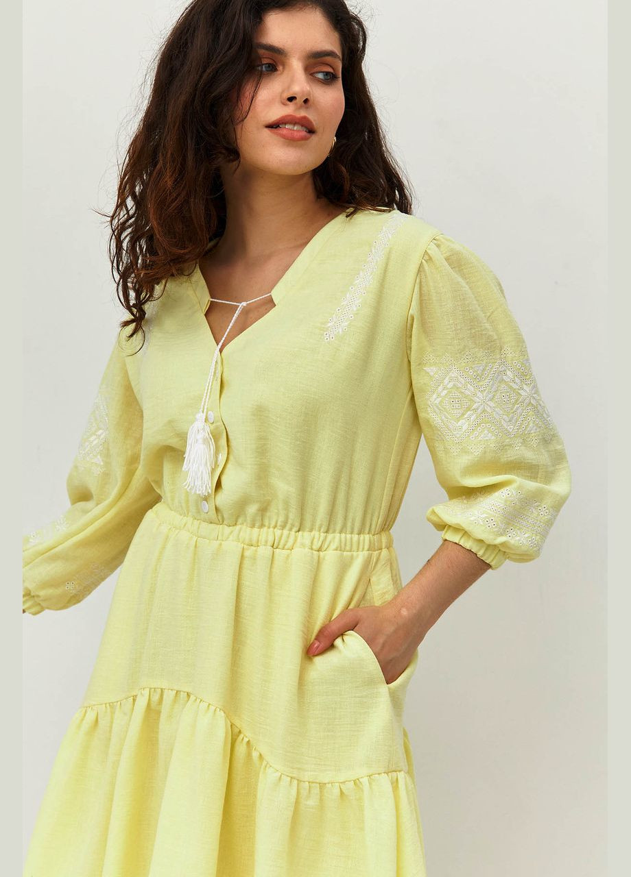 Жовтий жіноча літня лляна сукня жовтого кольору з вишивкою та кутасами mkrm4078-1 Modna KAZKA