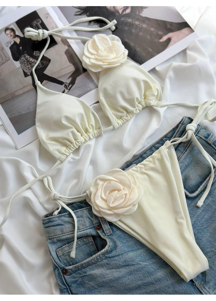 Білий літній жіночий молочний купальник з об’ємною трояндою / жіночий роздільний купальник молочний з 3d квіткою / жіночий купальник бікіні No Brand