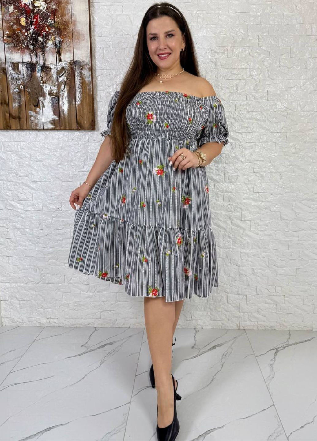 Черное повседневный изысканное легкое летнее повседневное меди платье с короткими рукавами фонарик и воланом на юбке Tik-Tak с цветочным принтом