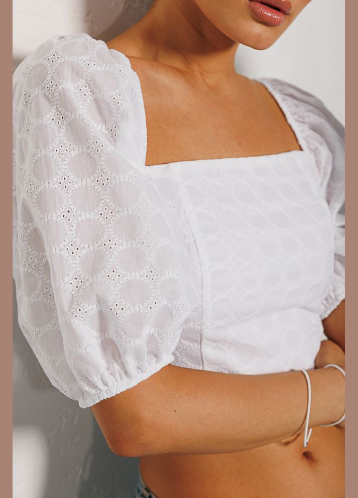 Белая укороченная летняя блузка с открытыми плечами Arjen