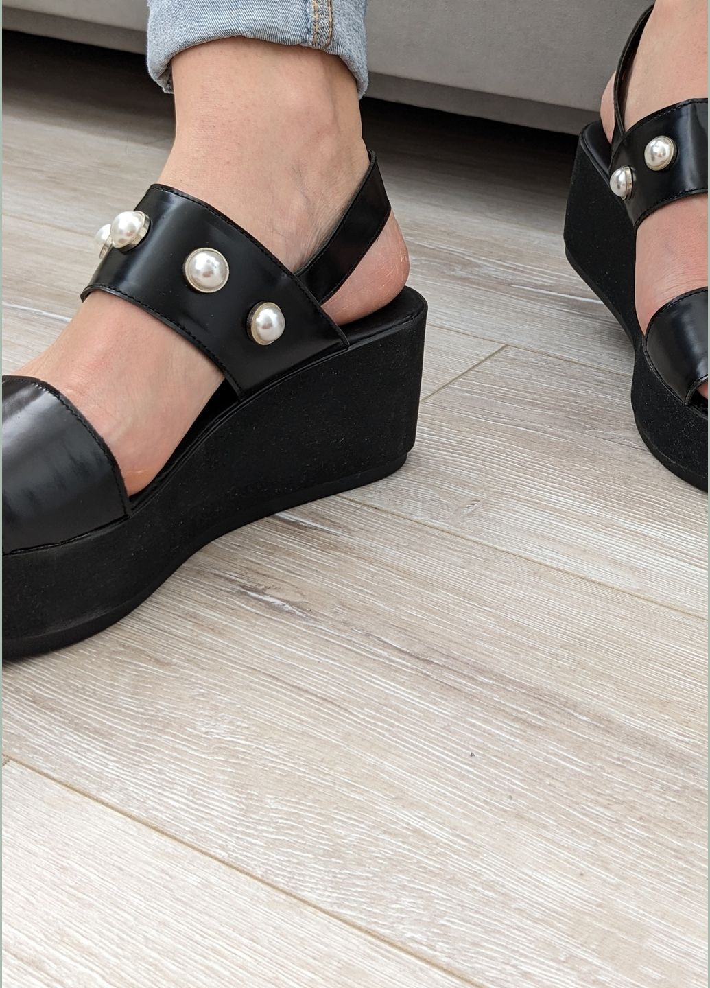 Зручні та стильні шкіряні босоніжки на танкетці InFashion Босоніжки (322014247)
