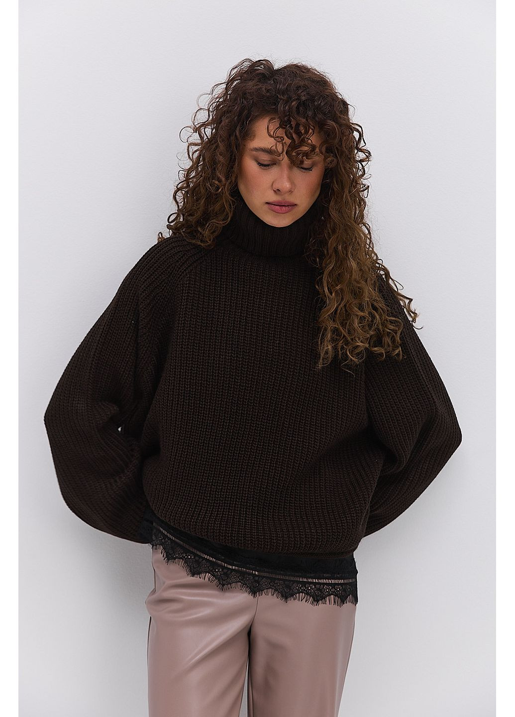 Темно-коричневый зимний вязаный женский свитер с рукавами-регланами Arjen