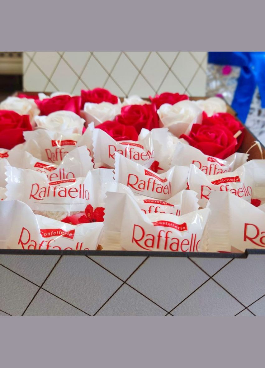 Подарунковий набір із цукерок Raffaello і троянд для дівчини (ar9) No Brand (315888792)