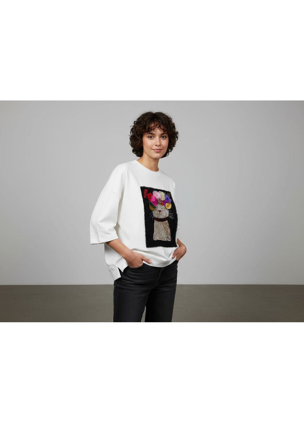 Молочный женский свитшот цветочный кот с боковыми карманами mknk33345 Modna KAZKA (364179286)