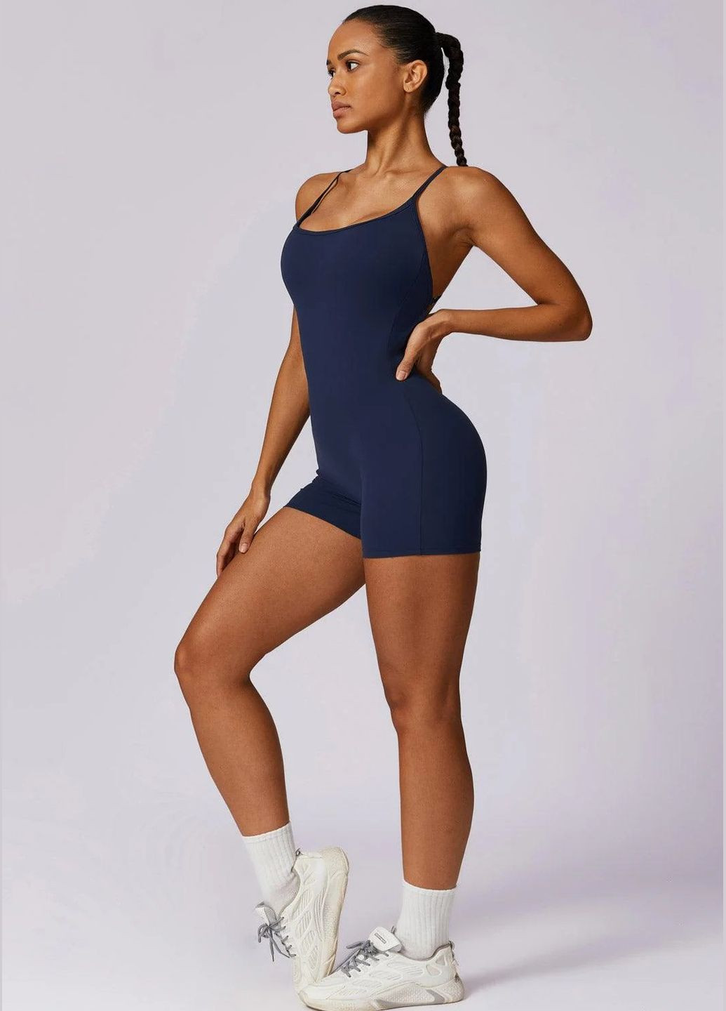 Спортивний жіночий однотонний комбінезон з відкритою спинкою, на бретелях, з пушап ефектом, для фітнесу, йоги, спорту Strunka комбінезон-шорти однотонний синій спортивний