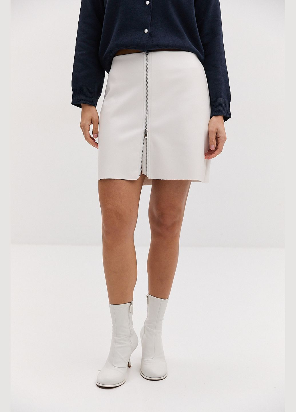 Молочная кожаная мини-юбка черная с молнией спереди Arjen