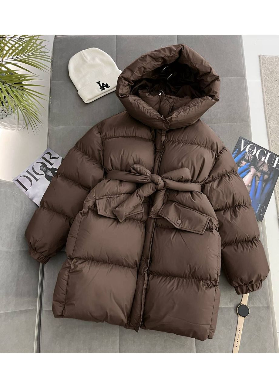 Коричневая зимняя утепленная женская куртка-пуховик с поясом и капюшоном. No Brand