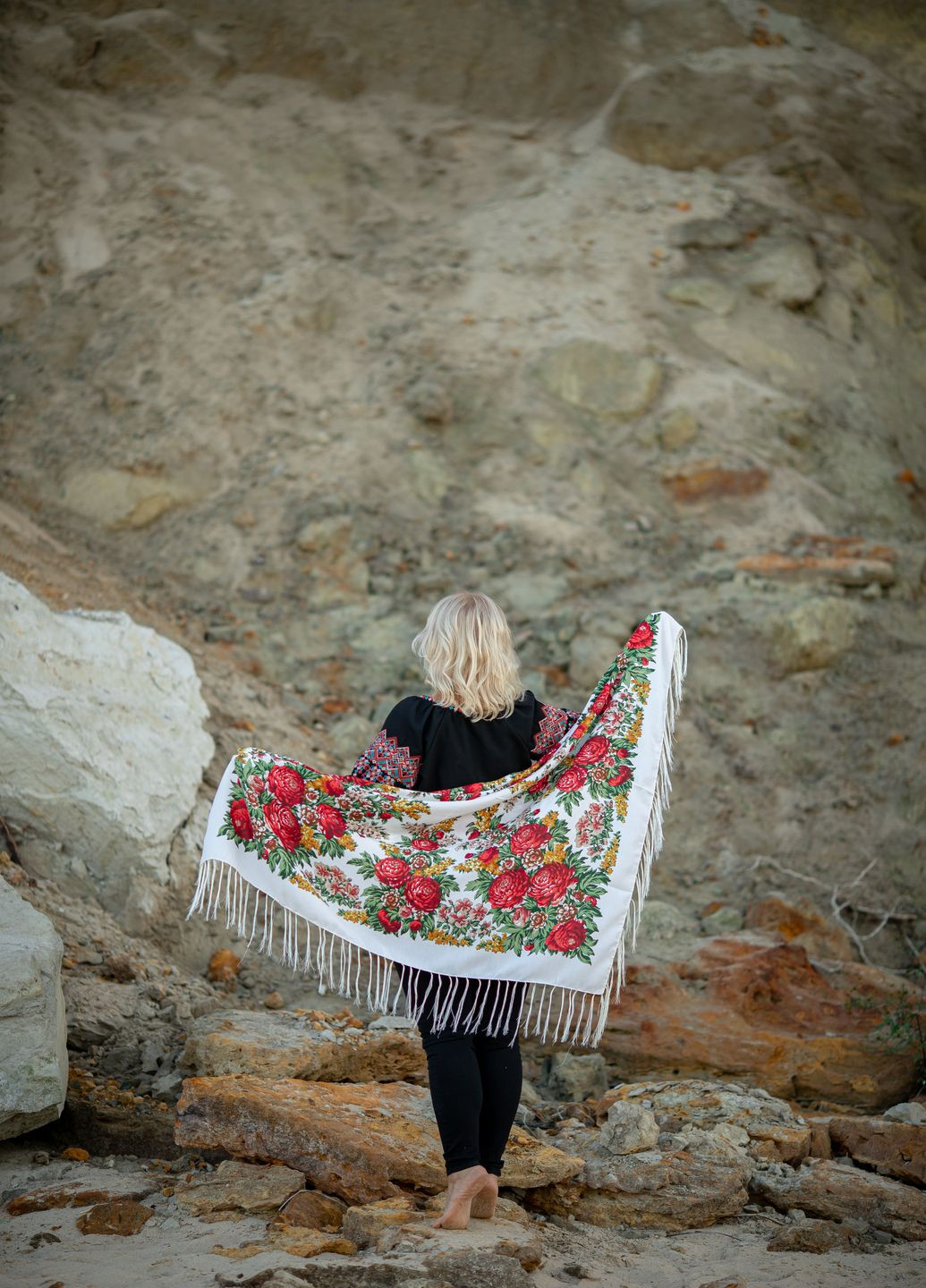 Женский народный платок с цветами пионами и шелковой бахромой No Brand (360556485)