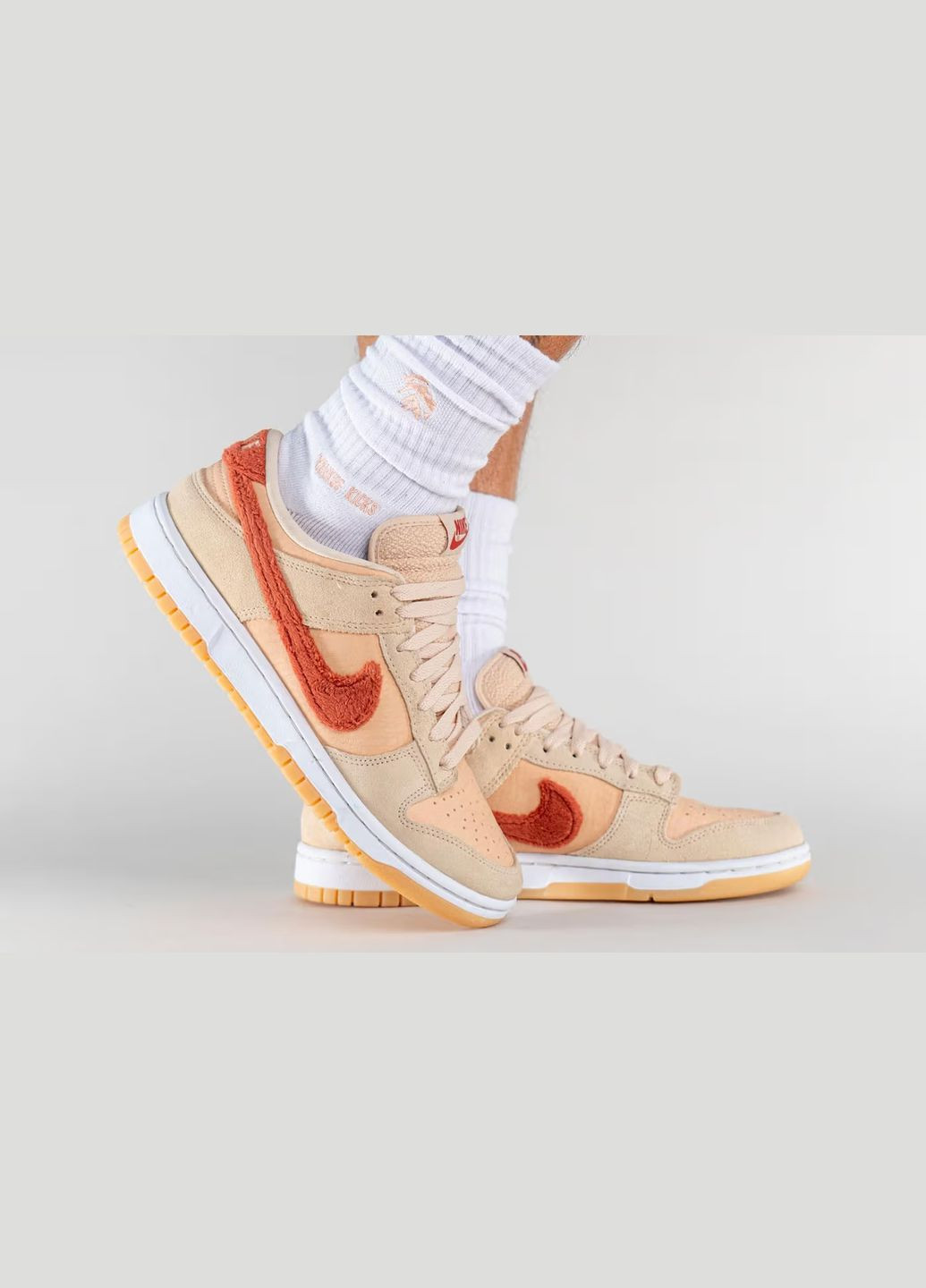 Пісочні всесезонні кросівки dunk low terry swoosh — dz4706-200 40 - 25.5 см Nike