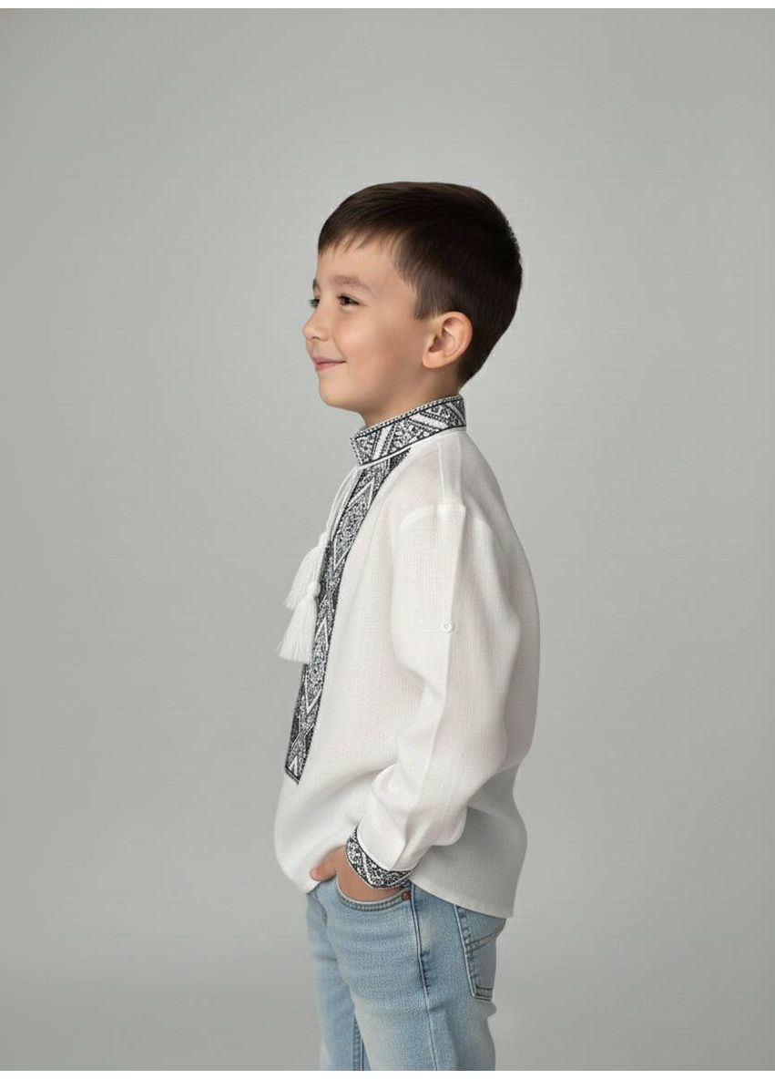 Белая вышиванка для мальчика фаддей (лен/хлопок) | детская рубашка с машинной серо-черной вышивкой | размер 116-146 Piccolo узор геометрический лен (371401892)