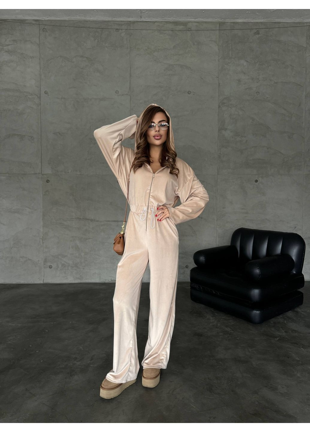 Женский комбинезон-трансформер из велюра MonCher комбинезон-брюки бежевый повседневный