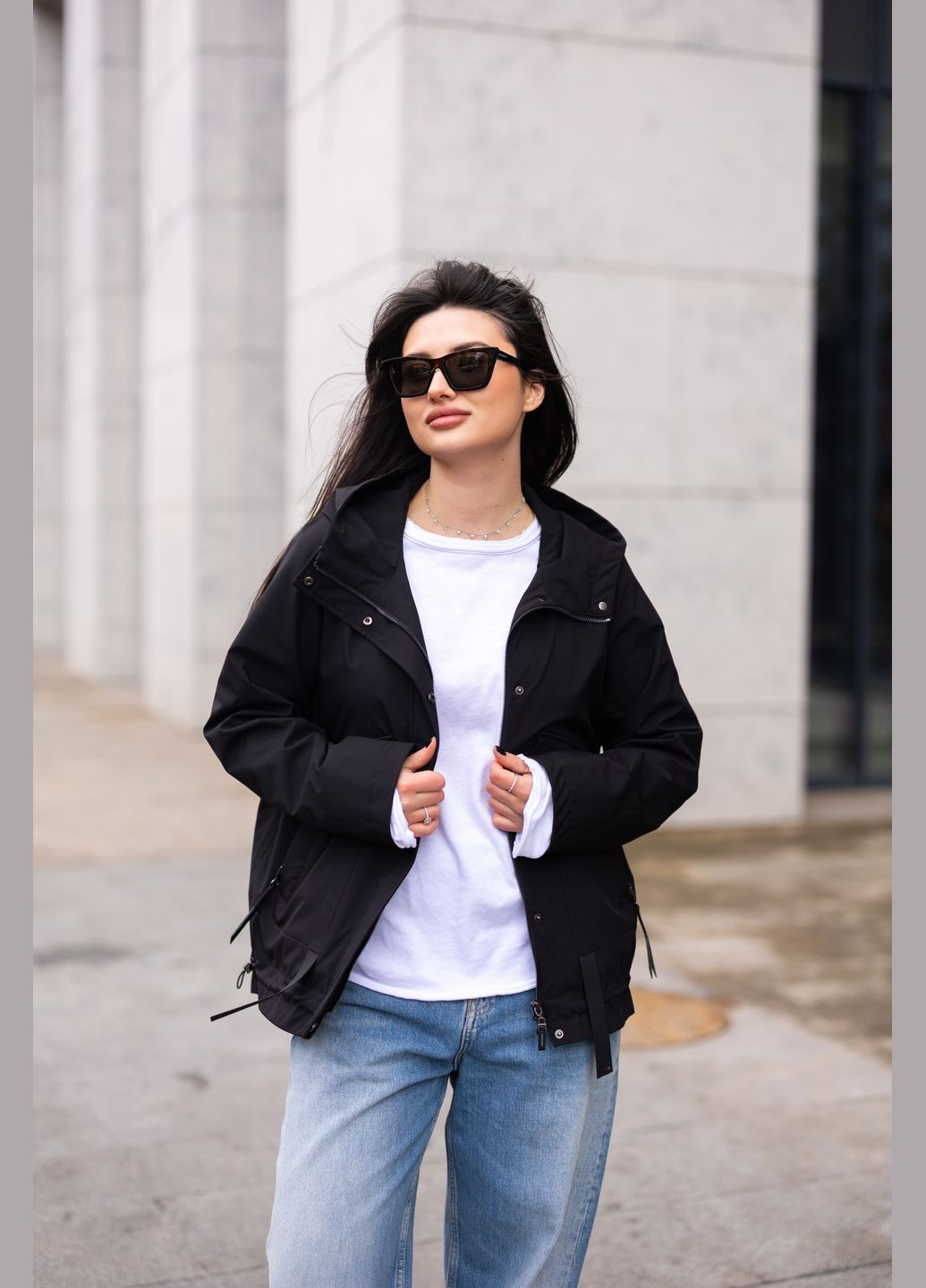 Чорна демісезонна жіноча вітровка з капюшоном «black tech» 937977 Lusskiri