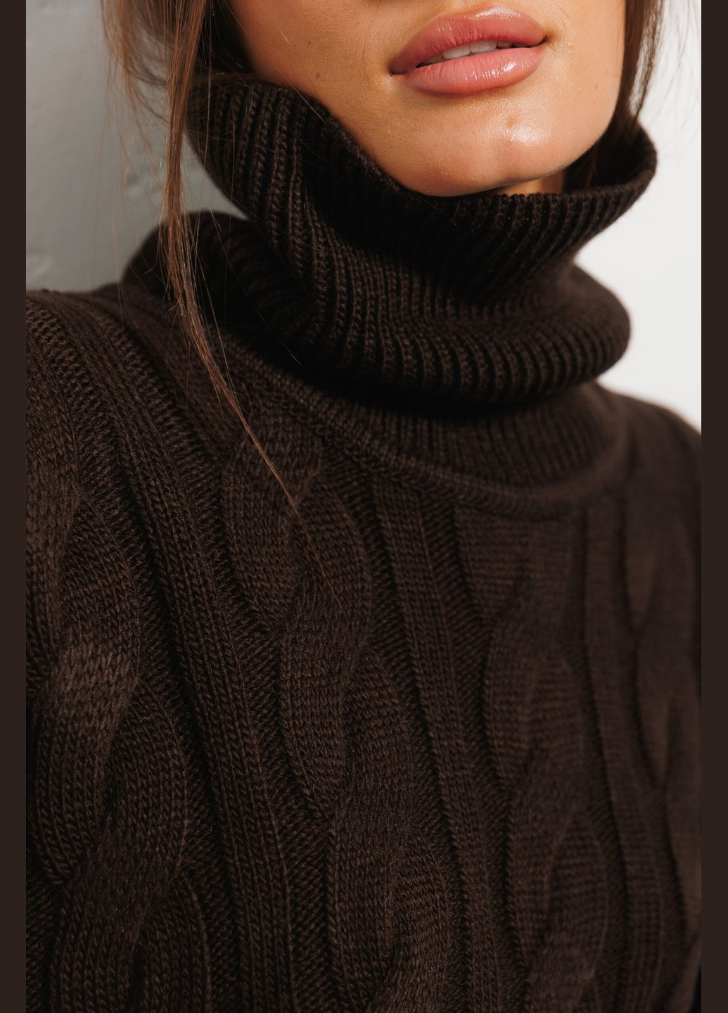 Коричневый вязаный женский свитер темно-шоколадный с крупными косами Arjen