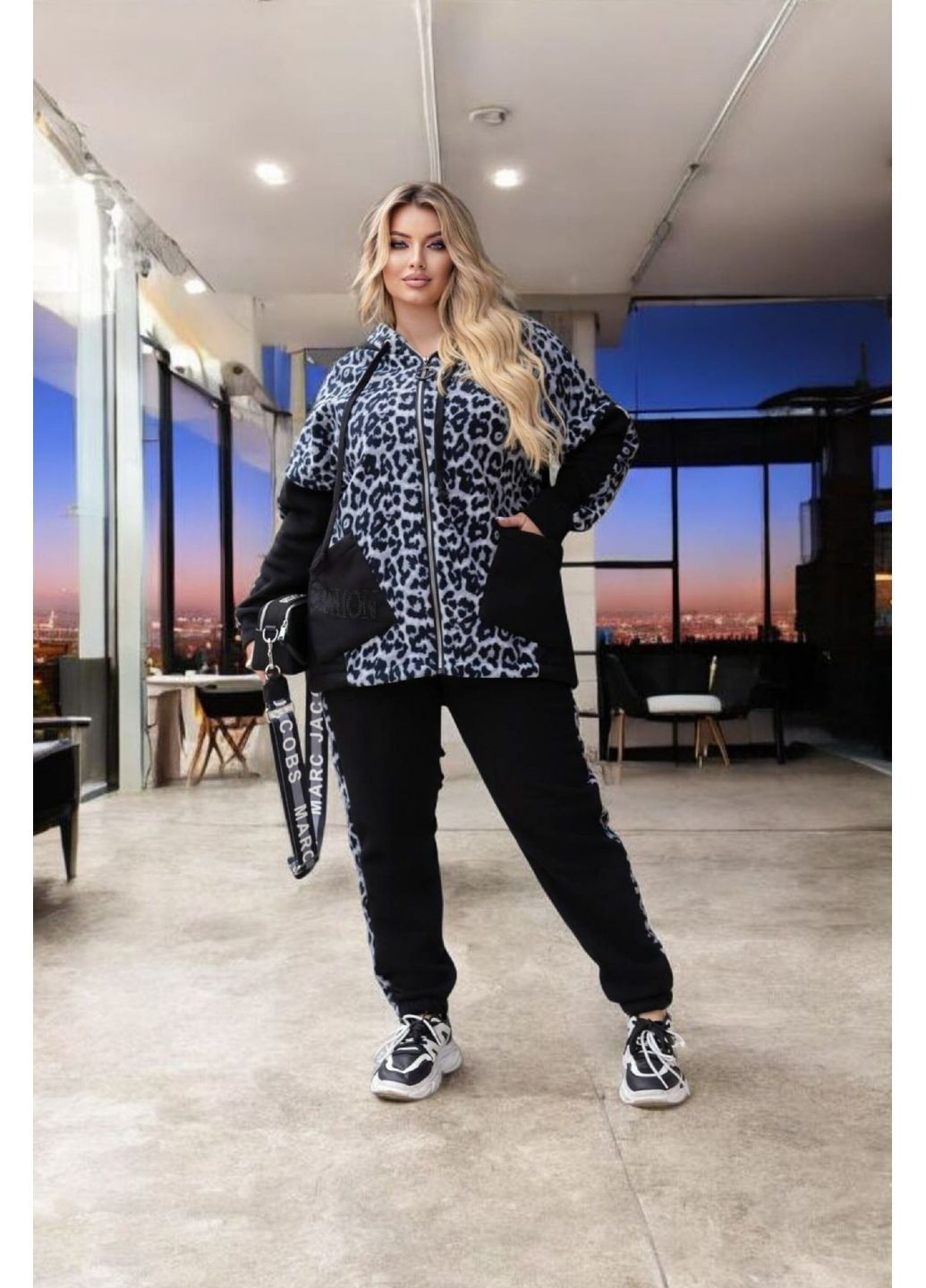 Женский черный спортивный костюм батал штаны кофта на змейке тринитка на флисе леопард серые вставки большой размер Boni Спортивний костюм (365811636)