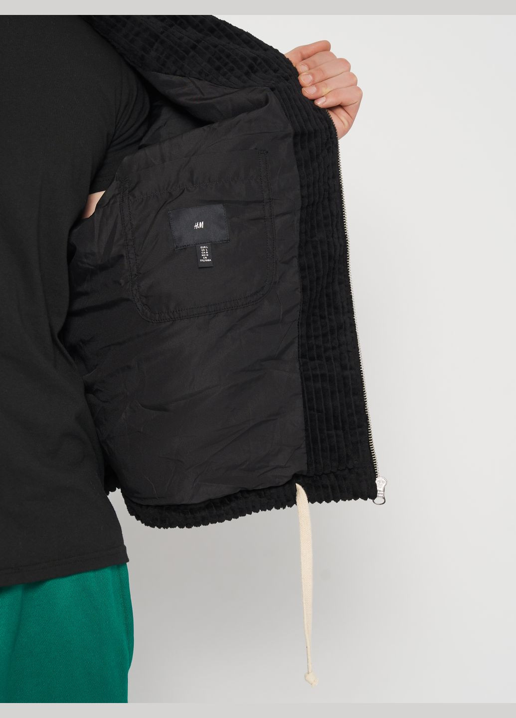 Черная демисезонная куртка вельветовая с вышивкой H&M