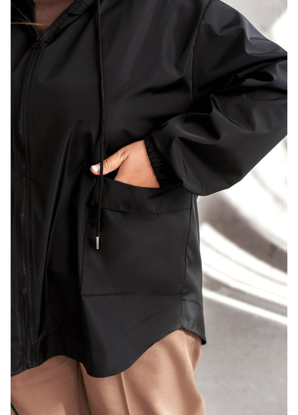 Чорна демісезонна куртка-вітровка Minova